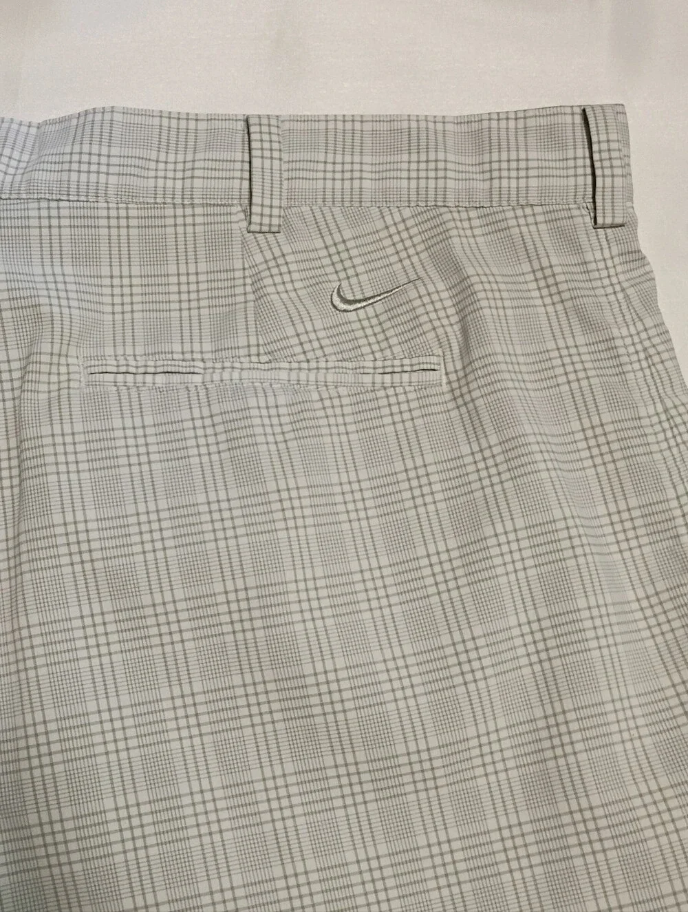 Nike Dri-Fit Golf Lt Gray Plaid Flat Front Bermuda Shorts Pockets Men's 42 NWOT